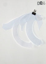 Segunda imagen de la obra Ten-den-cias. Un conjunto de flechas de papel, en distintas direcciones, se encuentran recogidas por una pinza. 