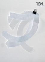 Primera imagen de la obra Ten-den-cias. Un conjunto de flechas de papel, en distintas direcciones, se encuentran recogidas por una pinza. 